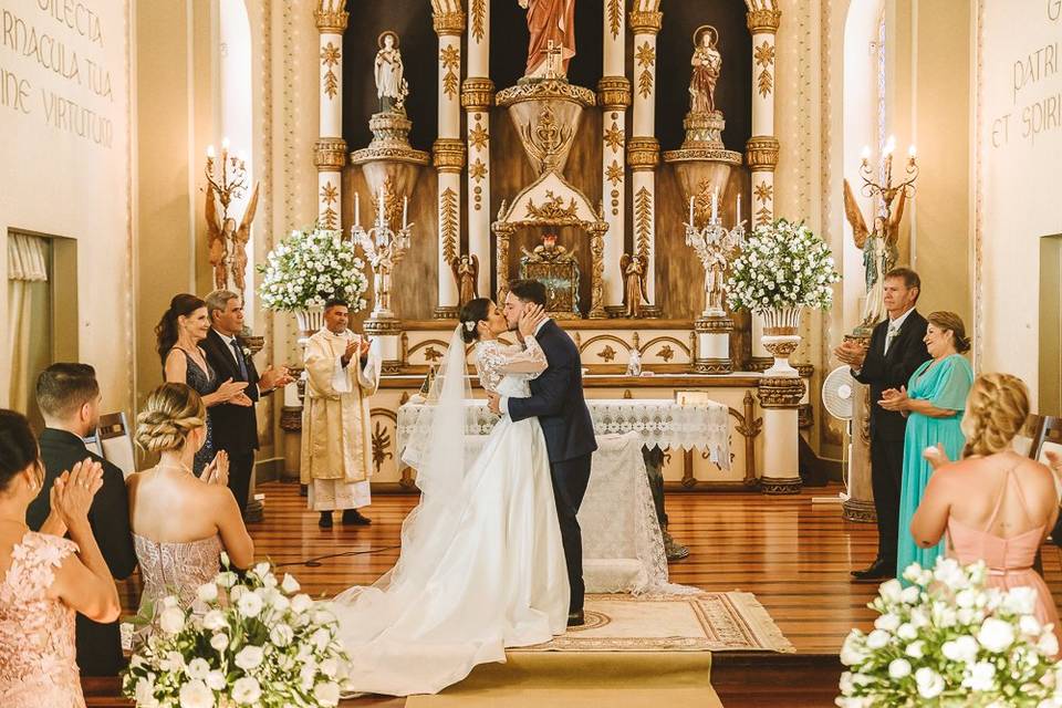 Noivos no altar na igreja