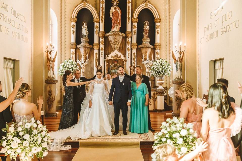 Noivos no altar na igreja