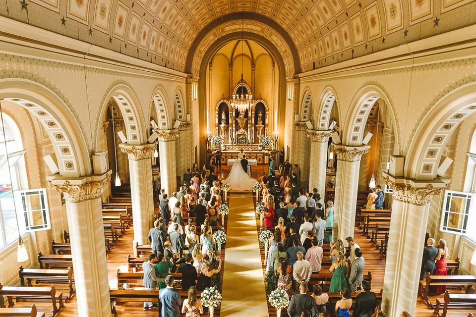 Noivos no altar na igreja