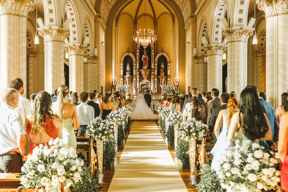 Noivos no altar na igreja