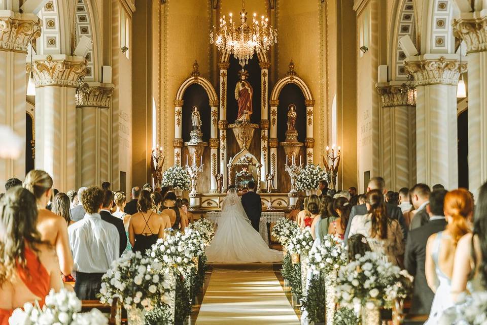 Noivos no altar na igreja