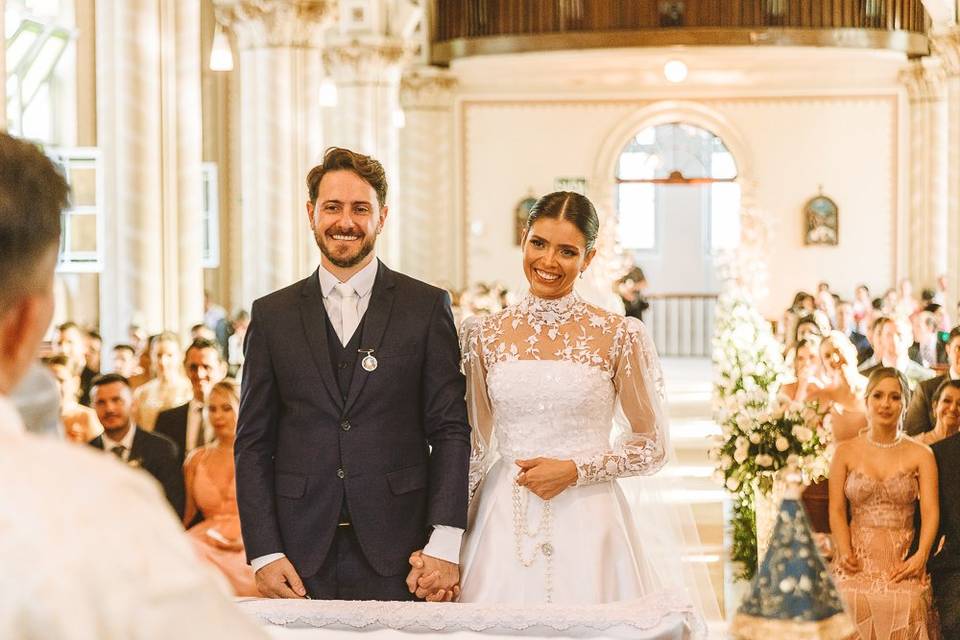 Noivos no altar na igreja