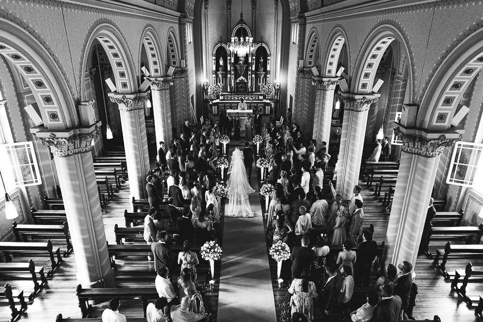 Noivos no altar na igreja