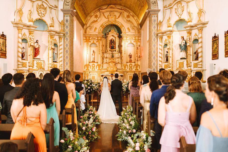 Noivos ao altar de costas