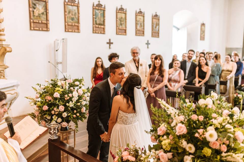 O Beijo dos noivos no altar