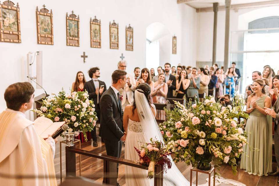 Igreja com noivos no altar