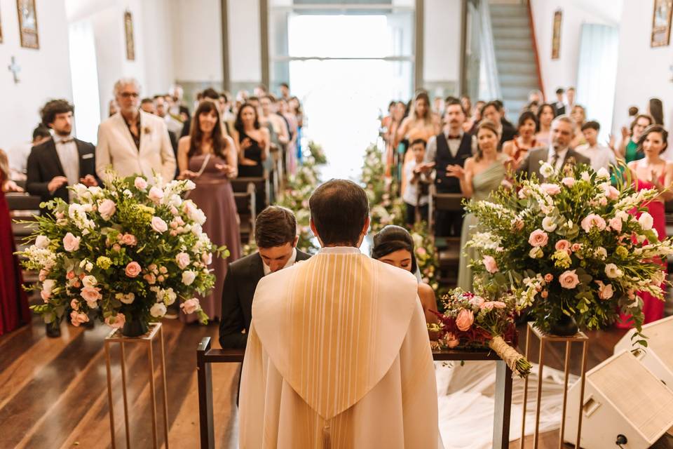 Igreja com noivos no altar