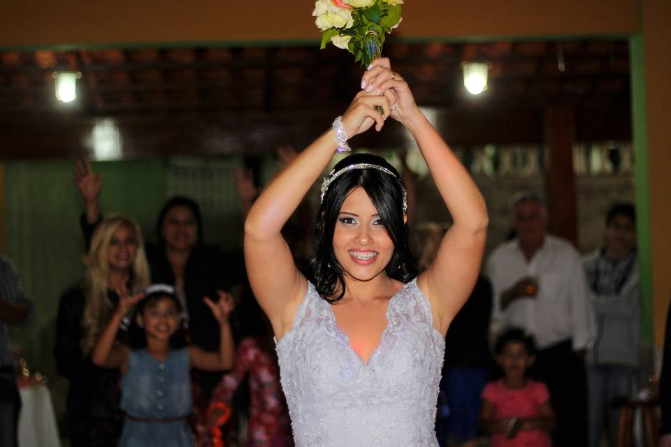 Noiva jogando o bouquet