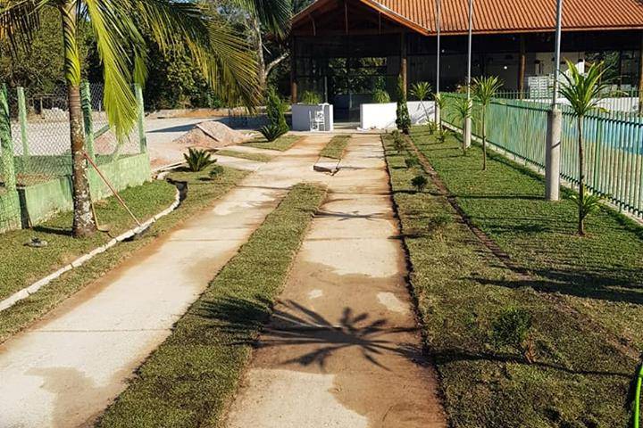 Jardinagem sendo terminada