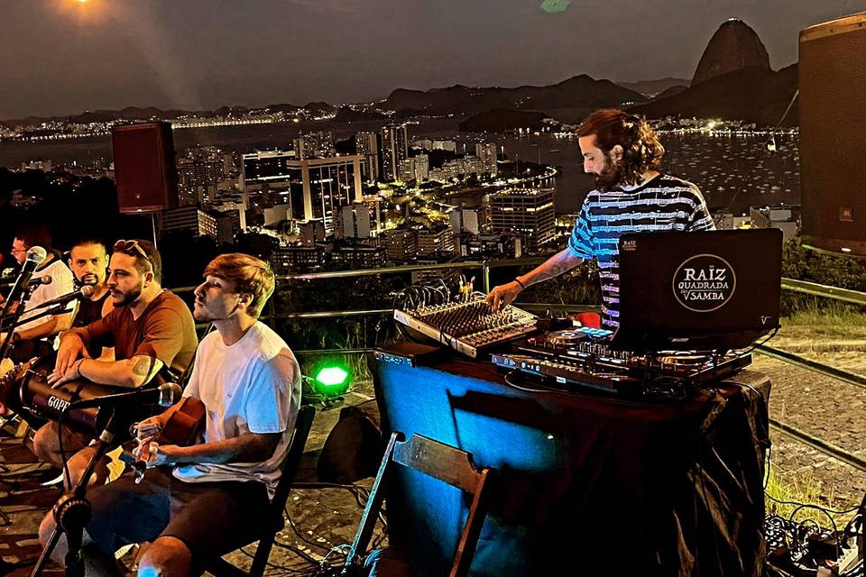 DJ e grupo de samba