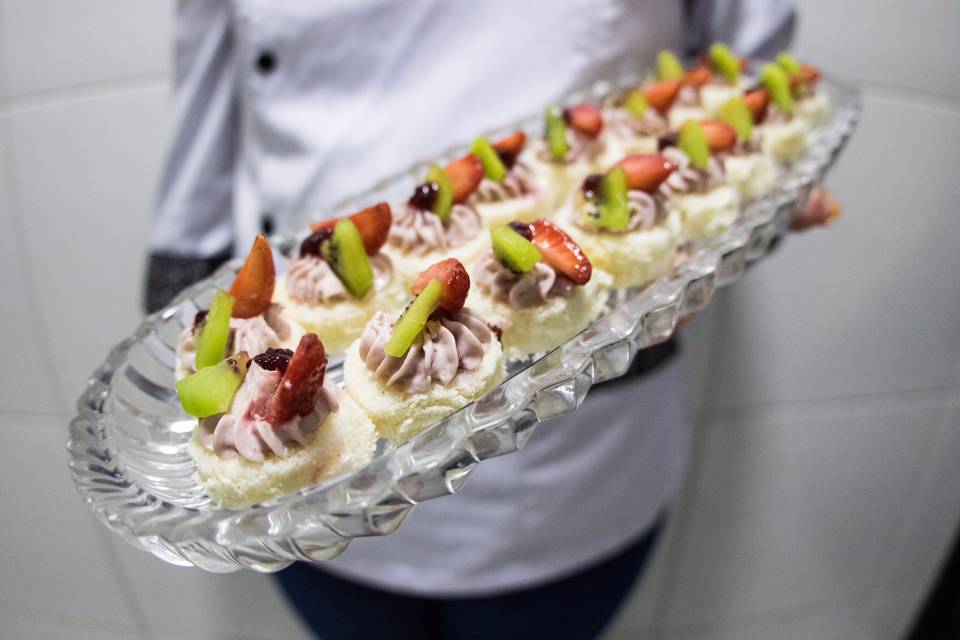 Canapés de frutas tropicais