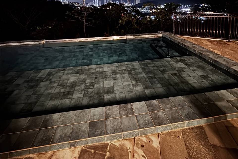 Paisagem exuberante à noite