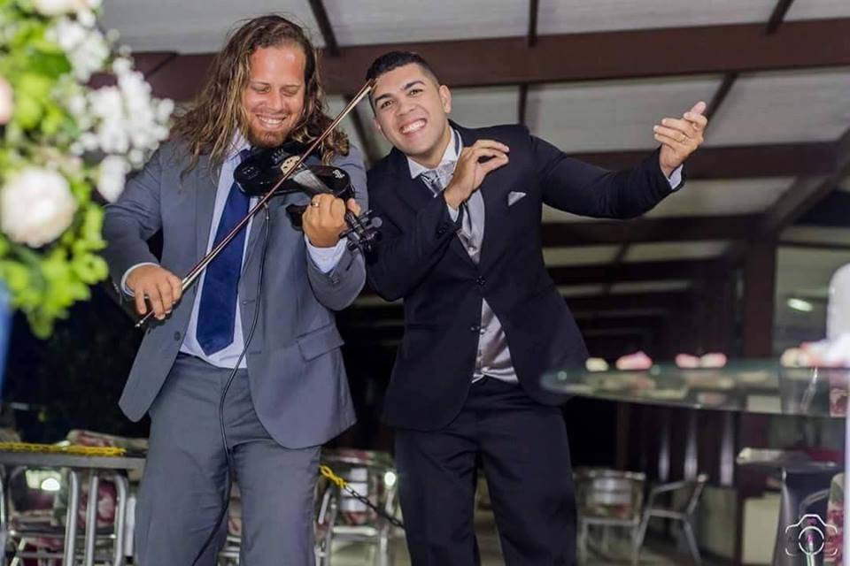 Noivo imitando seu violinista