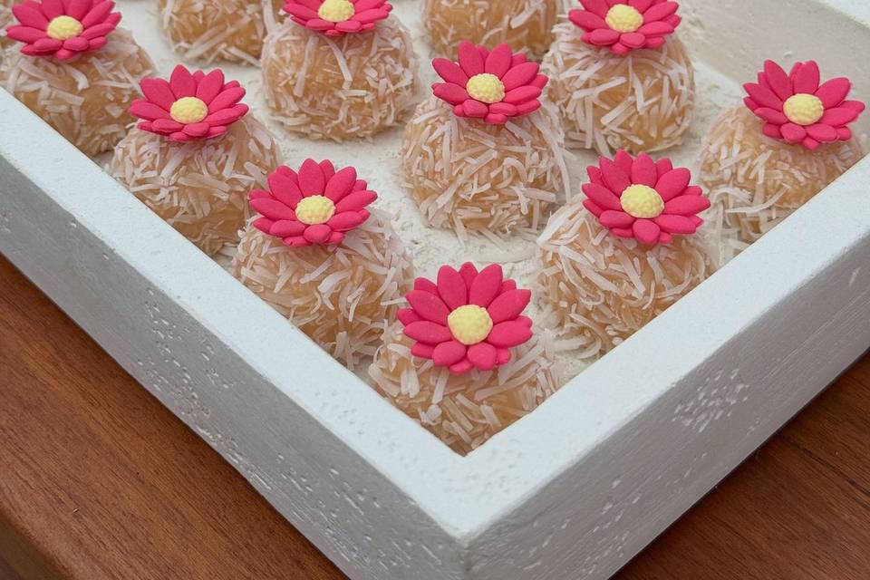 Doce cocada branca floral