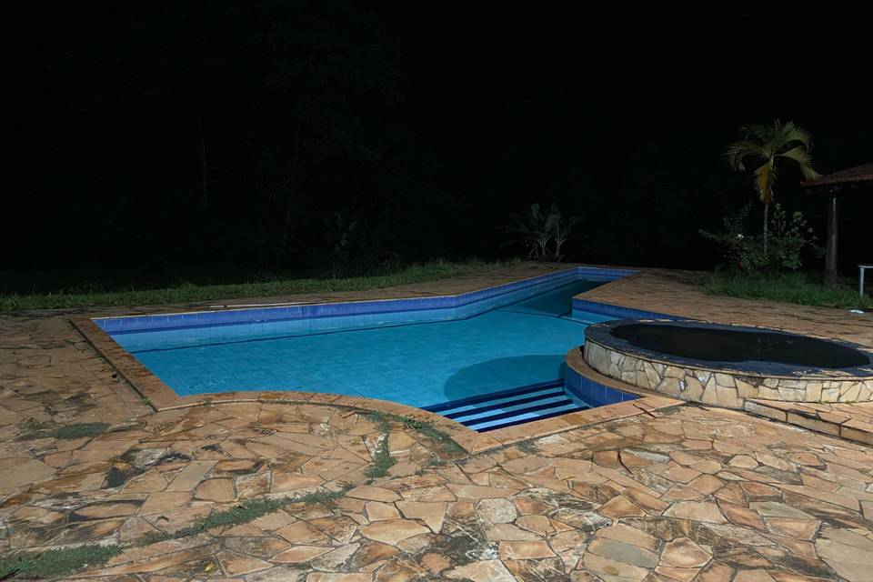 Piscina com iluminação noturna