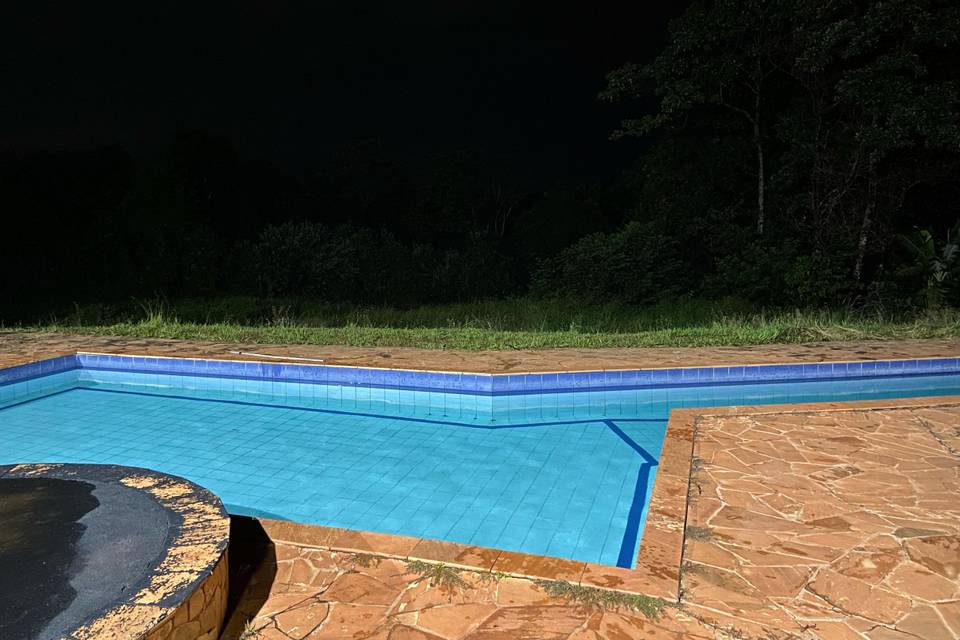 Piscina com iluminação noturna