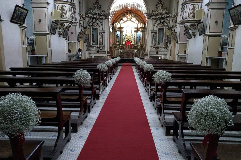 Entrada da noiva em igreja