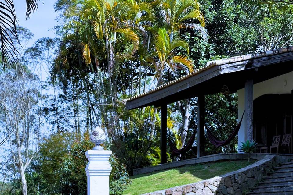 Mesas no jardim
