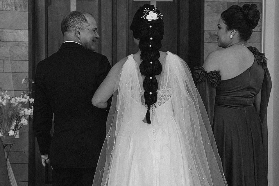Família indo para o altar