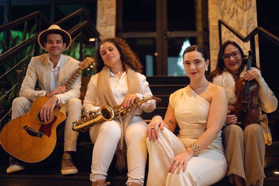 Violão, sax, violino e voz Fem