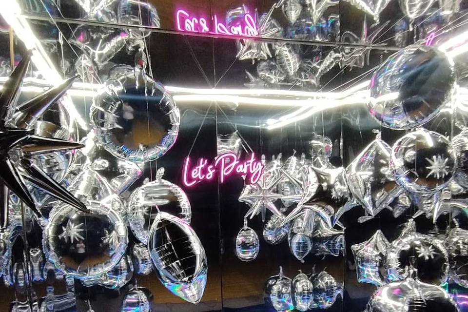 Cabine prata com letras rosas
