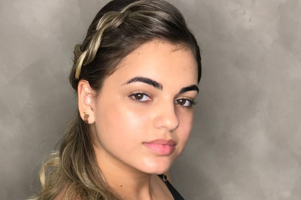 Penteado com Trança Lateral