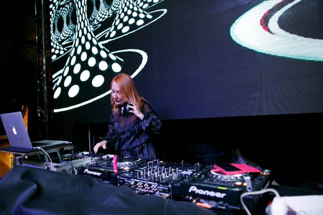 DJing by Simone Borth