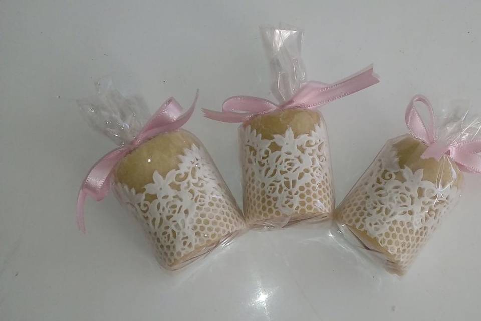 Mini bolo de rolo com renda