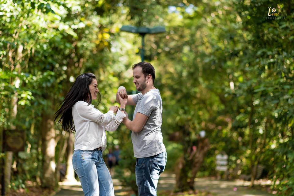 Casal dançando no ensaio