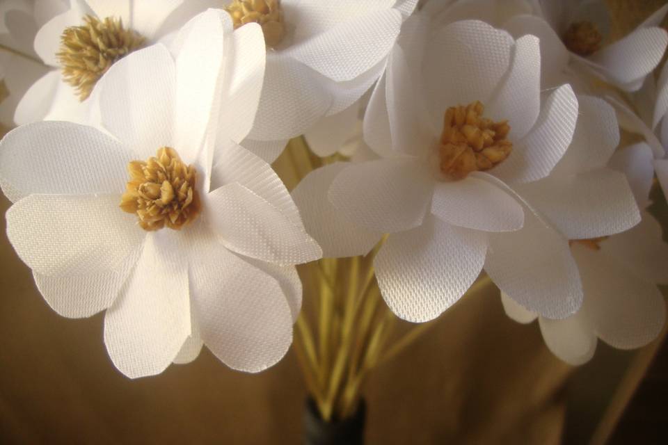 Buquê feito com flores artific