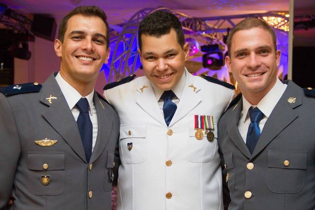 Noivo com amigos militares