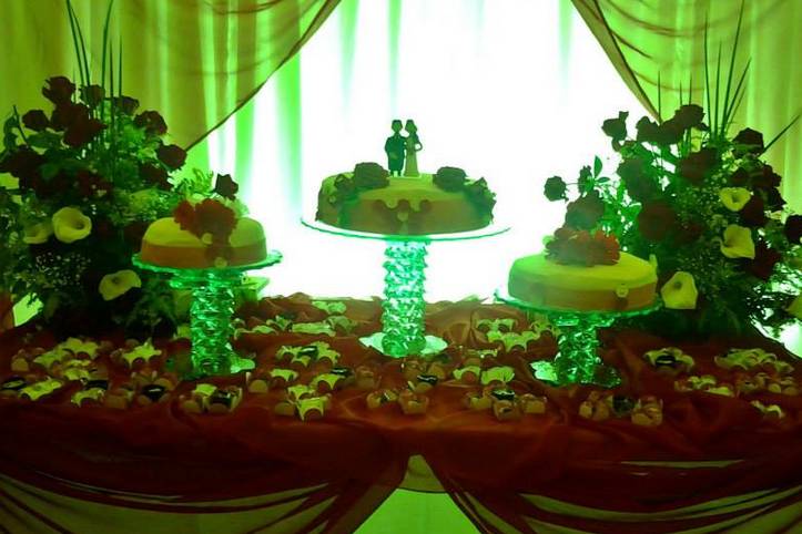 A decoração de mesa de bolo de casamento