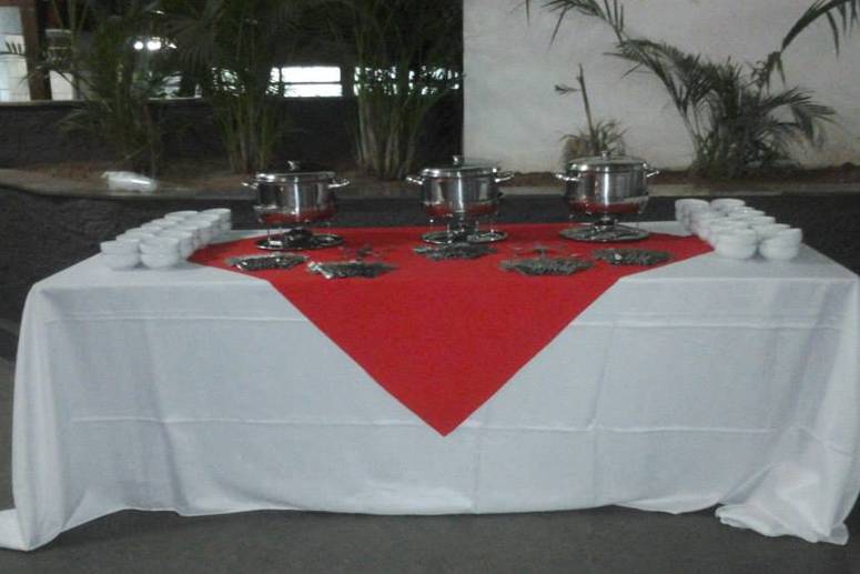 Mesa com pratos e buffet