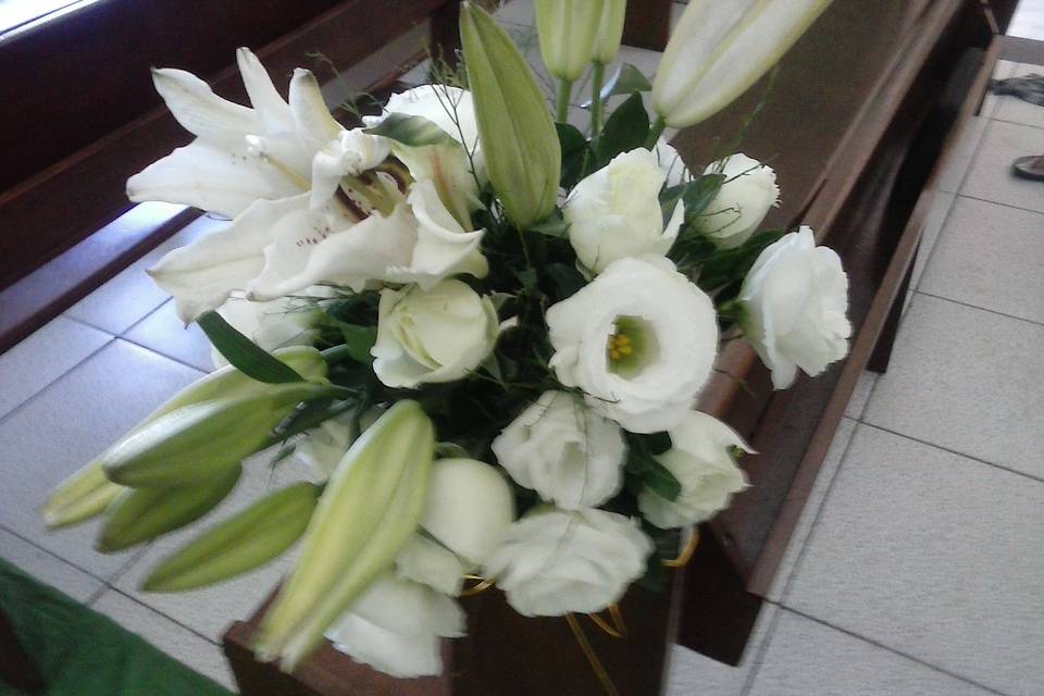 Arranjo de flores brancas