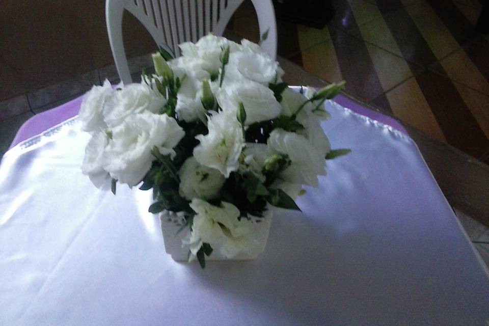 Arranjo de flores brancas