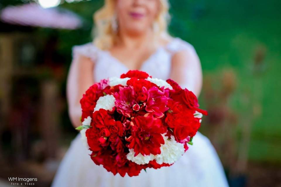 Buquê de rosas,cavinias, cravo