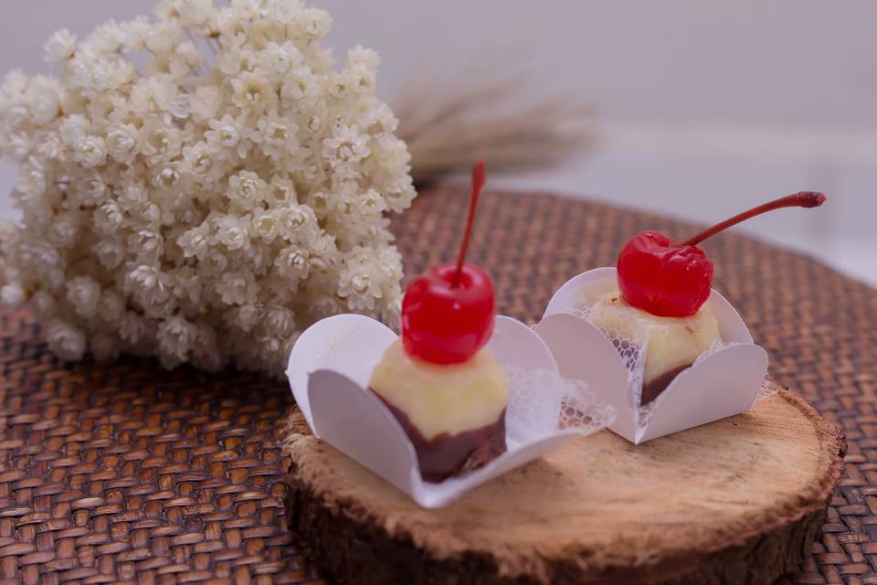 Caixeta de coco com cereja