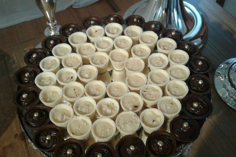 Doces finos em copinho de choc