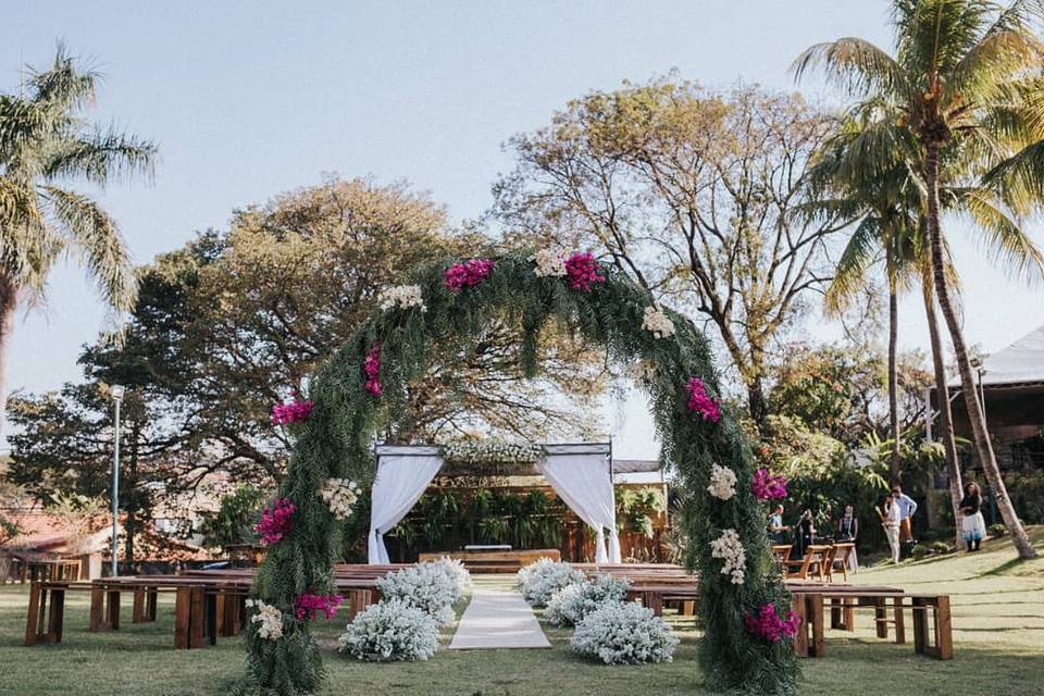 Arco com flores bouganville