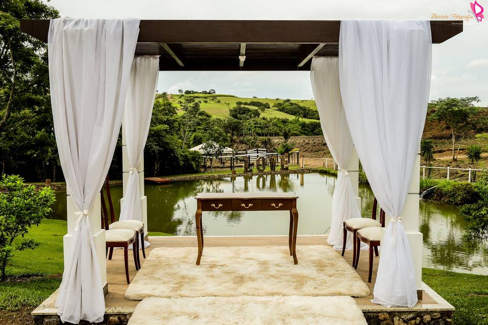 Gazebo com o lago ao fundo