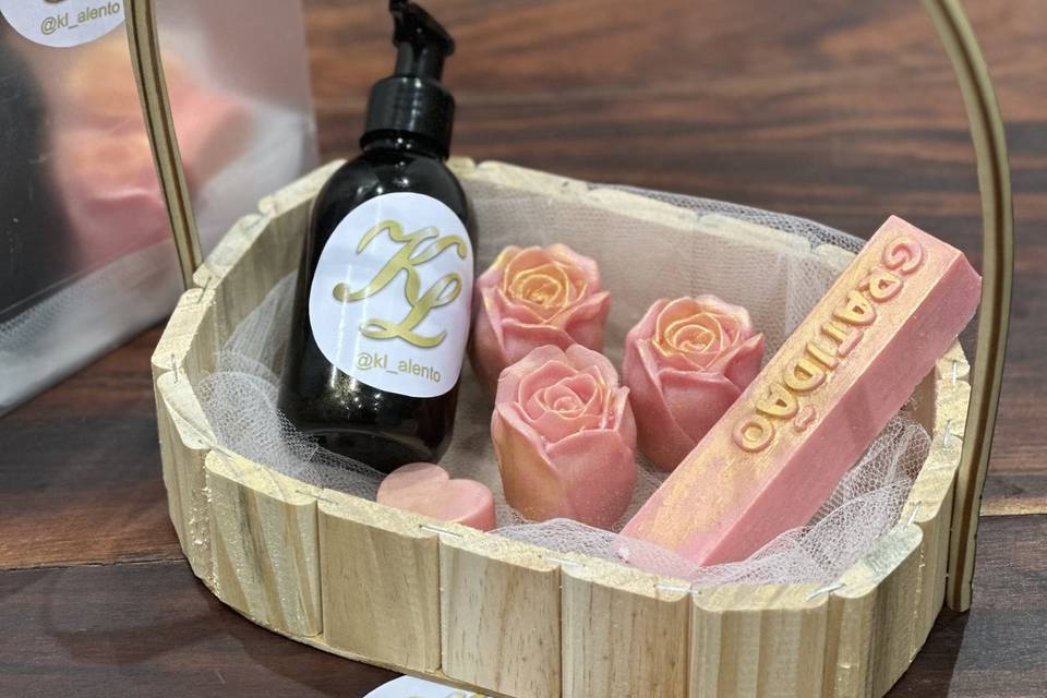 Kit com sabonetes e óleo corpo