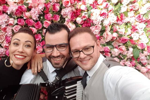 Trio: vozes, acordeon/violão
