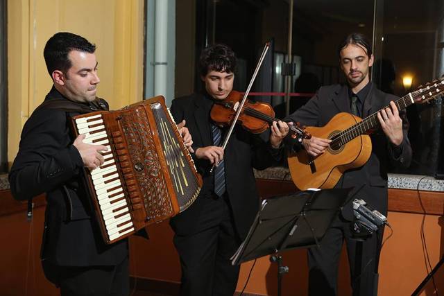 Trio de músicos versáteis