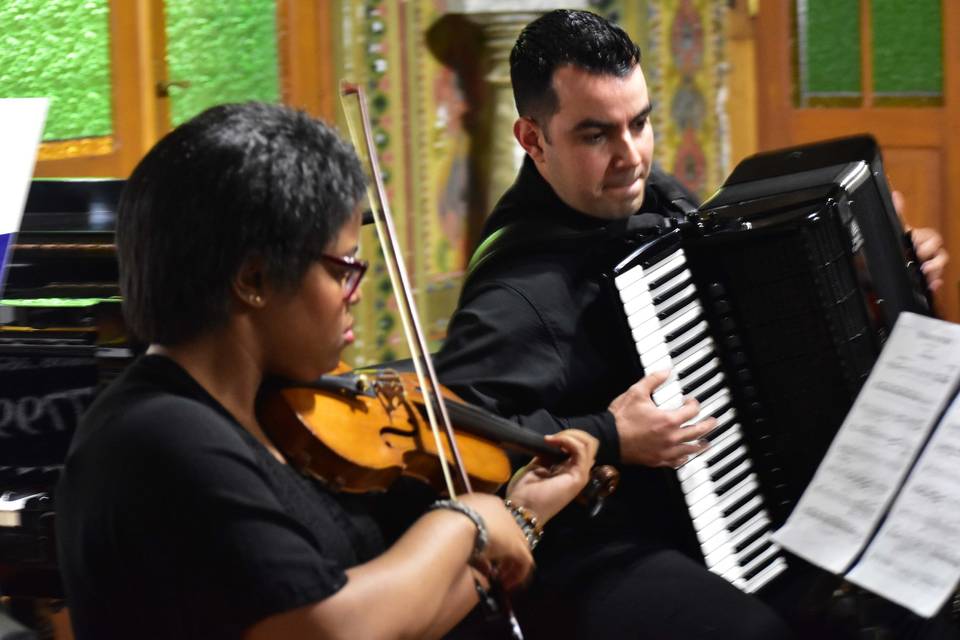 Duo de acordeon e violino