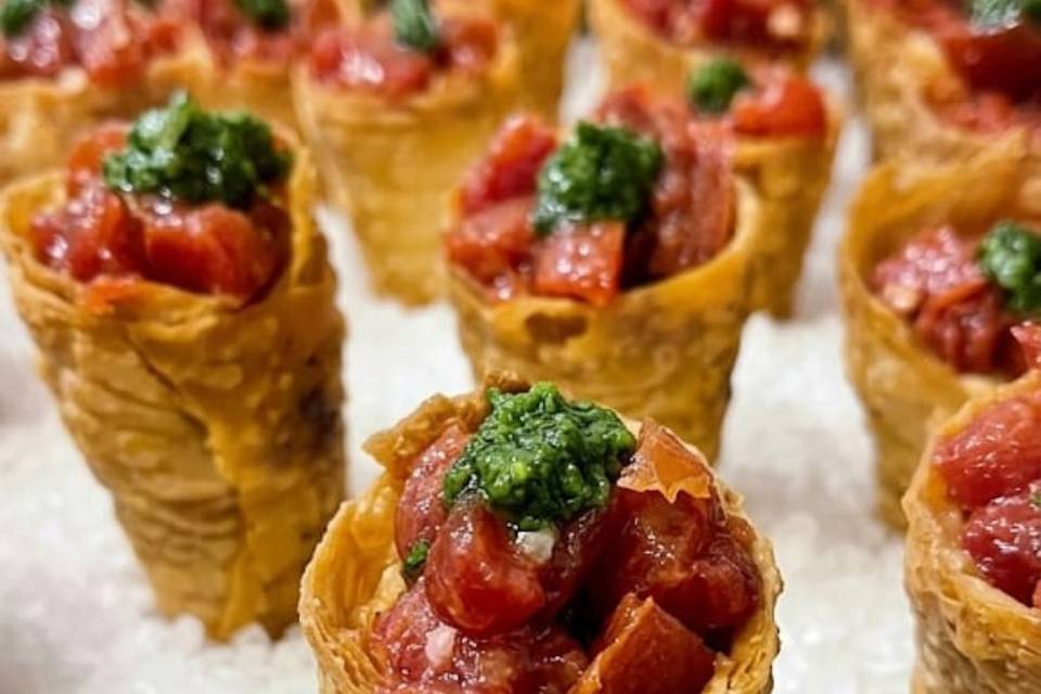 Canudinho de tomate confitado,