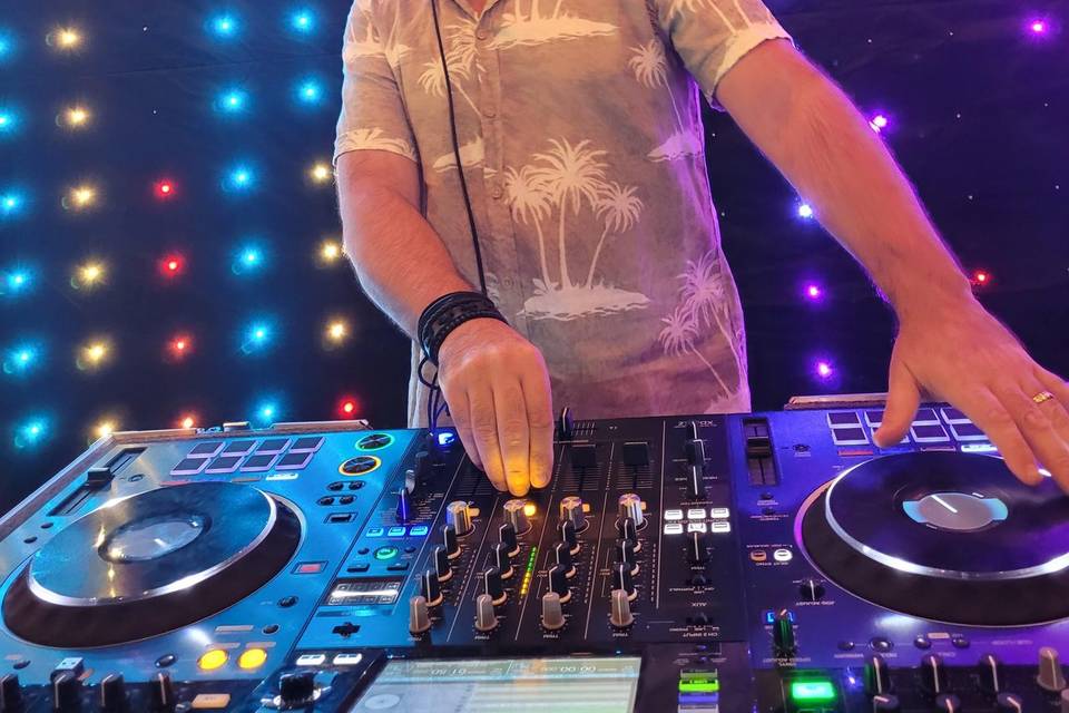 DJ com cortina grafica