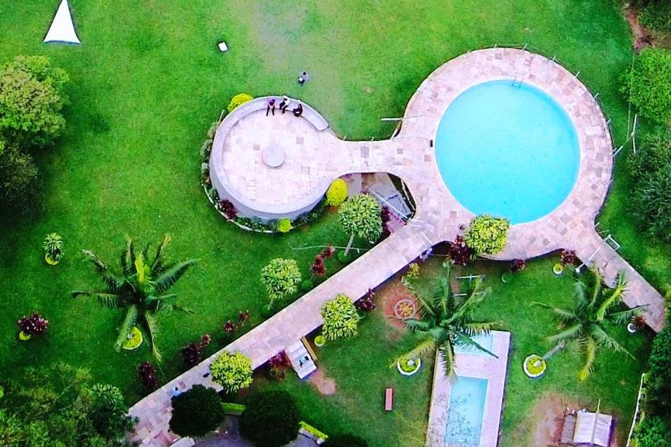 Linda área verde com piscinas