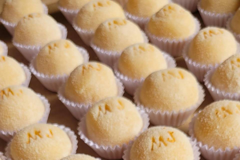 Brigadeiro com iniciais