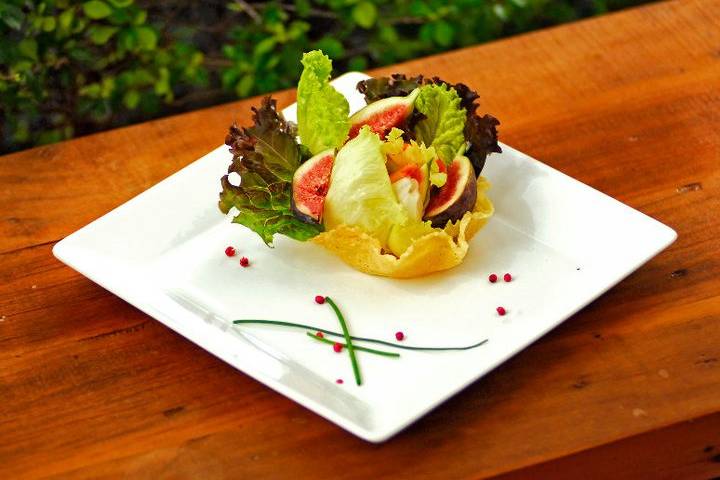 Salada na cesta de parmesão