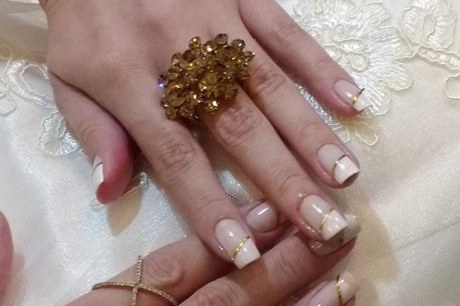 Unhas com fio dourado